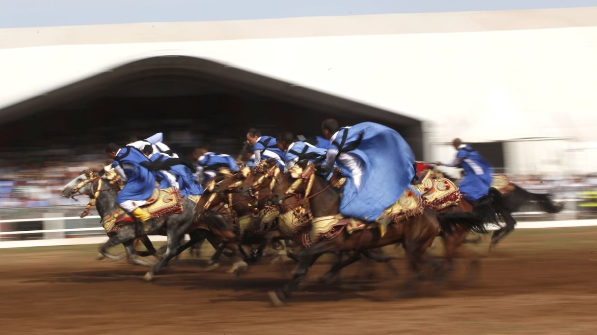 Au tour des hommes bleus, ces majestueux maîtres des sables, de fendre les vents qui s'écartent sur leur passage. Châtoiements de couleurs et envolées de poussières ocre dans le mirage des temps flous, suspendus
