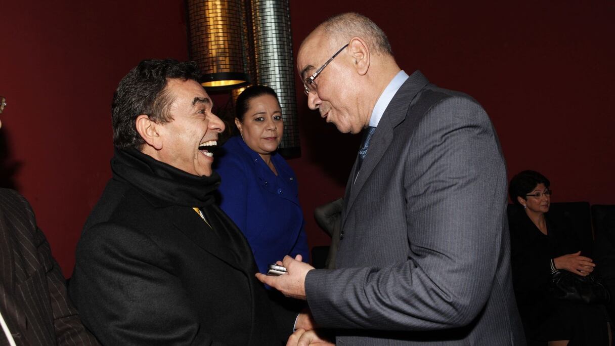 Mais, entre deux discussions solennelles, El Ouafa, ici avec Charki Draiss, ministre délégué de l'Intérieur, ne peut s'empêcher de gratifier l'assemblée de son rire légendaire.
