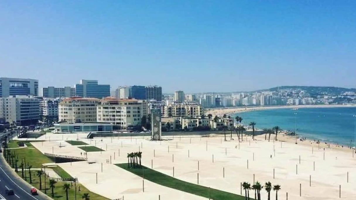 Corniche de Tanger. Située dans la baie du même nom, la ville est ouverte sur l'extrémité occidentale du détroit de Gibraltar, à près de 15 km des côtes espagnoles. Son port est la principale destination des bateaux de voyageurs en provenance d'Europe.
