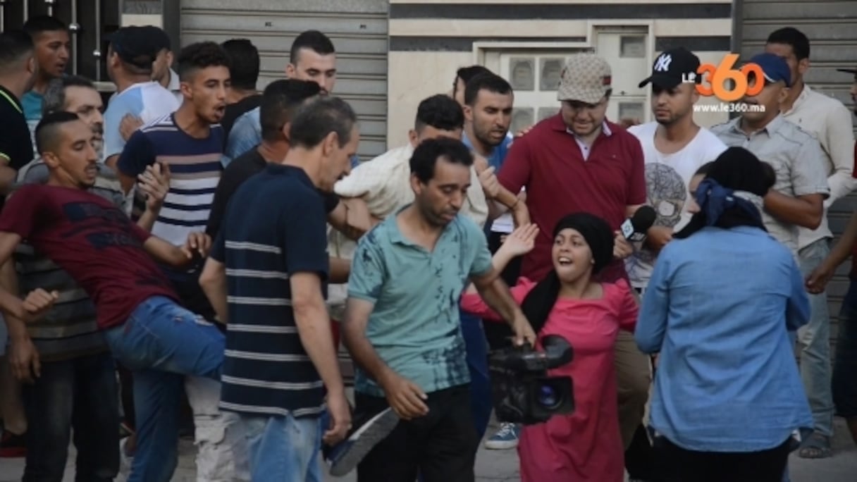 L'équipe de 2M prise à parti par les manifestants à Al Hoceima, jeudi 20 juillet.
