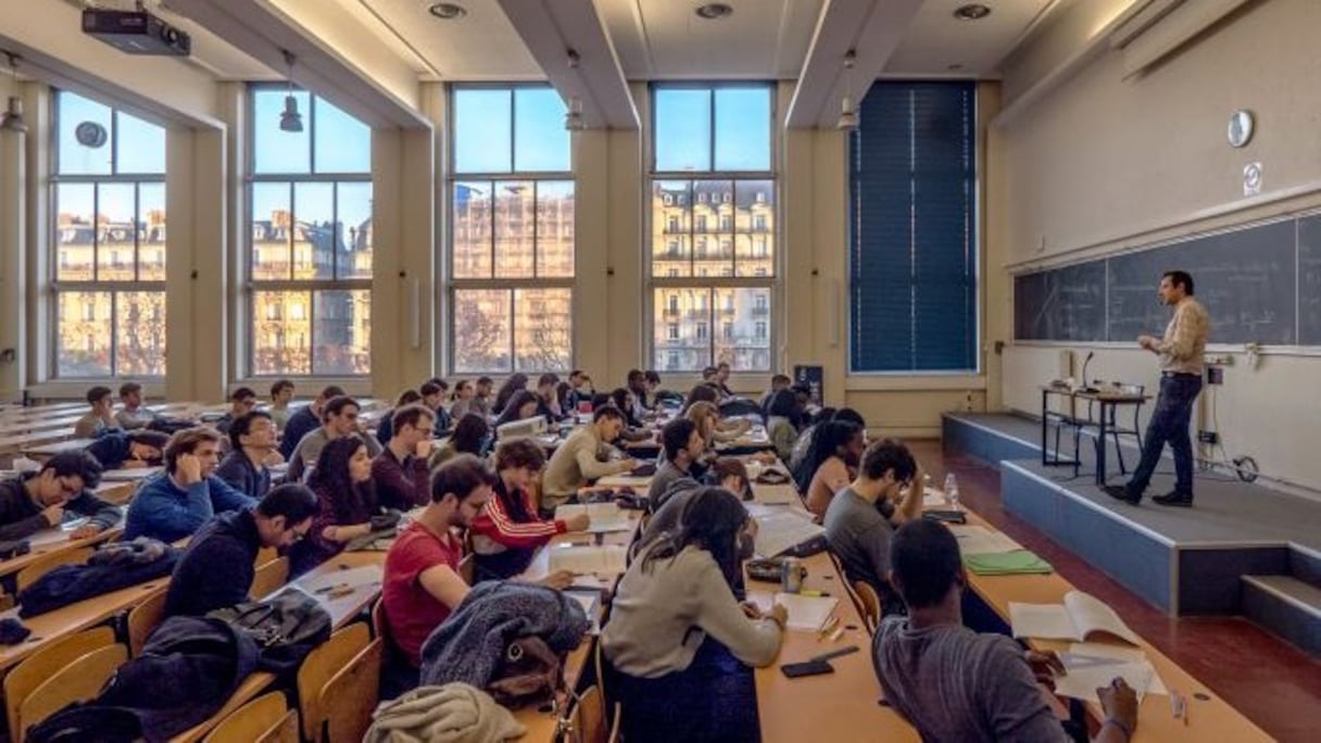 Salle de cours dans une université française. 
