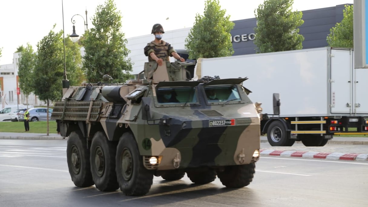 Des blindés des FAR en patrouille à Tanger pour faire respecter les dispositions de l'état d'urgence sanitaire.
