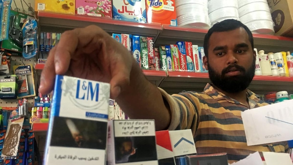 Un commerçant dans son échoppe à Ras al-Khaimah, aux Émirats arabes unis. 
