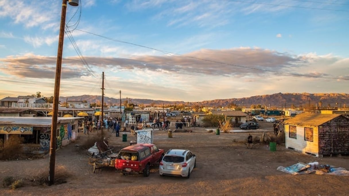 Le village de Bombay Beach, dans le désert californien, abrite une biennale hors-normes. 
