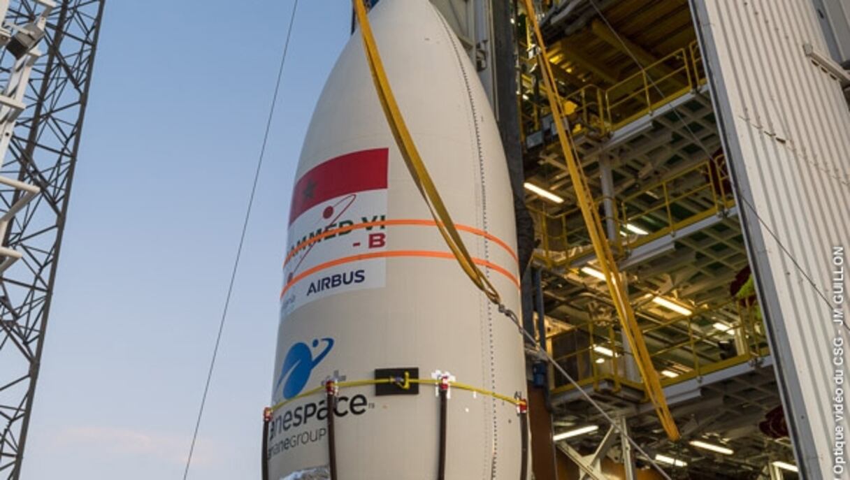 Installation du satellite Mohammed VI-B sur la rampe de lancement, en Guyane française.
