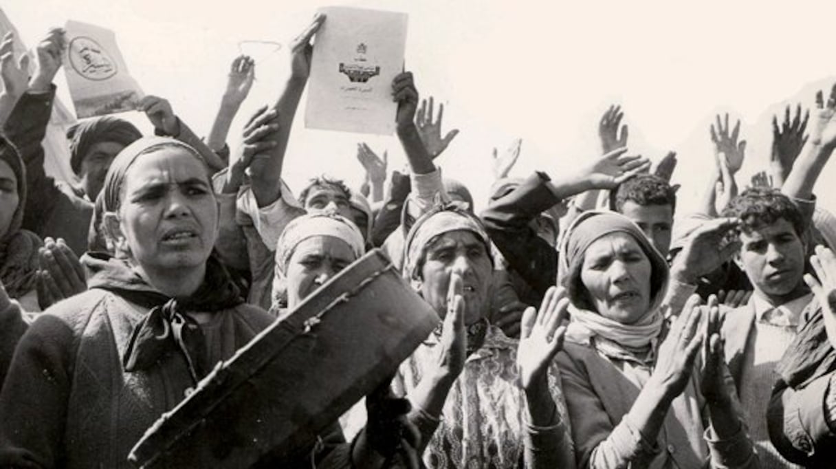 Les troupes espagnoles ont reculé devant des hommes et des femmes désarmés qui se sont avancés en braquant fièrement leur appartenace à une terre qu'ils portent en eux comme elle les parle.
