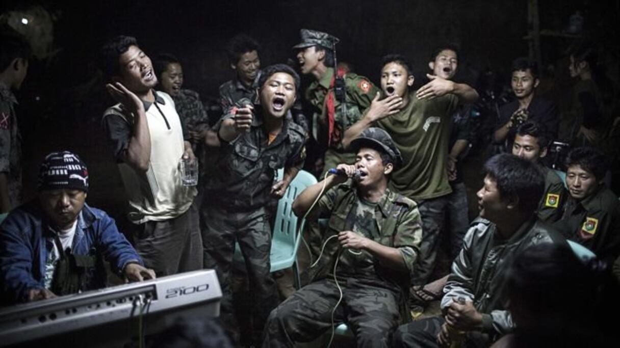 1er prix "Daily life single" : le 15 mars 2013, à Burma, des soldats de l'armée pour l'indépendance rendent hommage à l'un des leurs, tombé au combat. 
