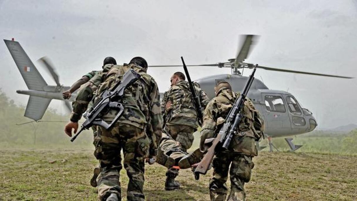 Exercie de sauvetage d'un soldat sur le front de guerre.
