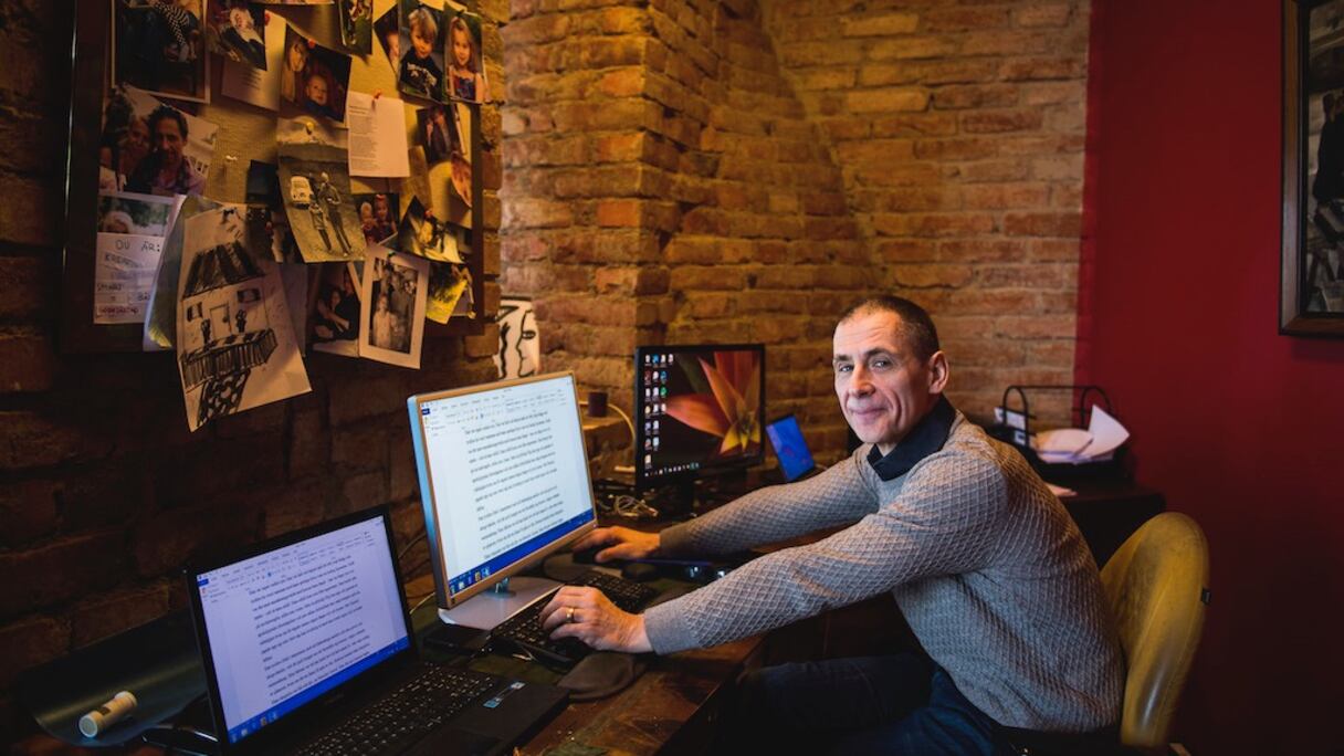 Le journaliste suédois et auteur à succès, David Lagercrantz, photographié le 21 mars 2017 dans son appartement, à Stockholm. 

