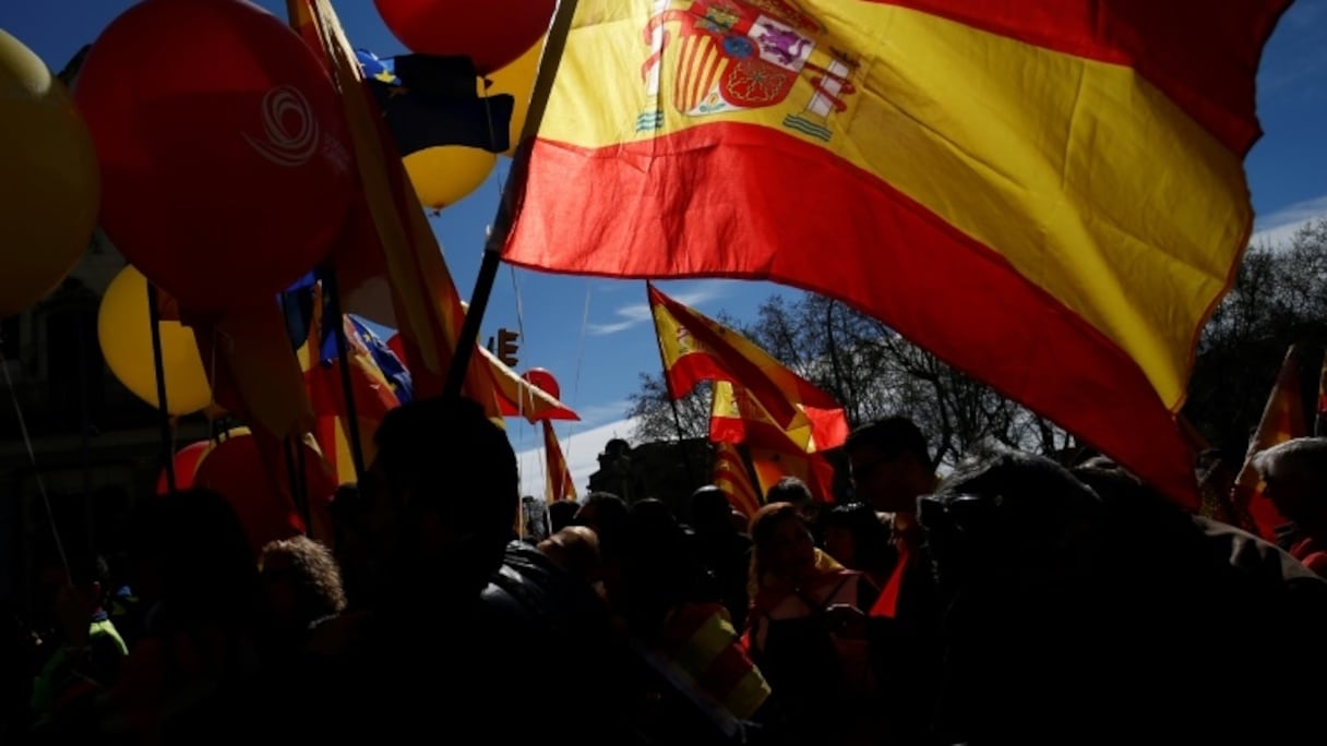 Des manifestants contre l'indépendance de la Catalogne brandissent le drapeau espagnol, à Barcelone le 18 mars 2018.
