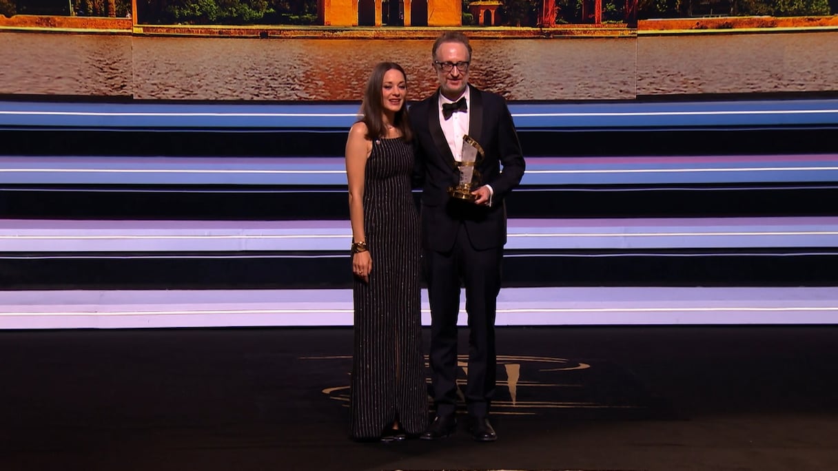 Marion Cotillard remet à James Gray l'Etoile d'Or de Marrakech au cours d'une cérémonie d'hommage consacrée à l'ensemble de sa carrière de réalisateur, au Palais des Congrès de Marrakech, le 12 novembre 2022. 
