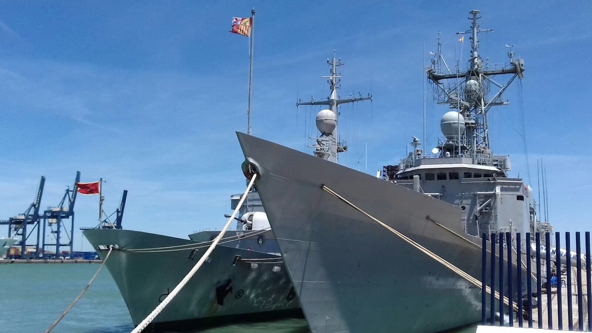 Les frégates "Mohammed V" (Marine royale marocaine) et "Navarre" (marine espagnole) mouillant dans le port de Cadix, en Espagne.
