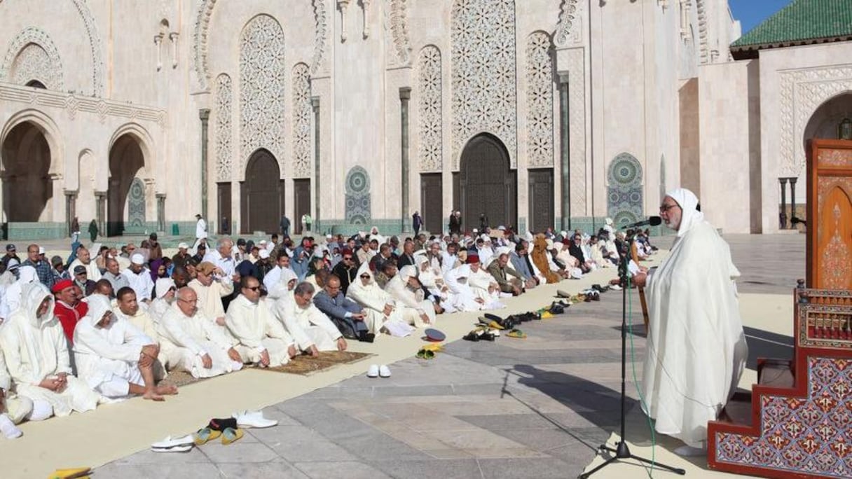 Des prières qui ont rassemblé beaucoup de monde sur la vaste esplanade de la mosquée émeraude.
