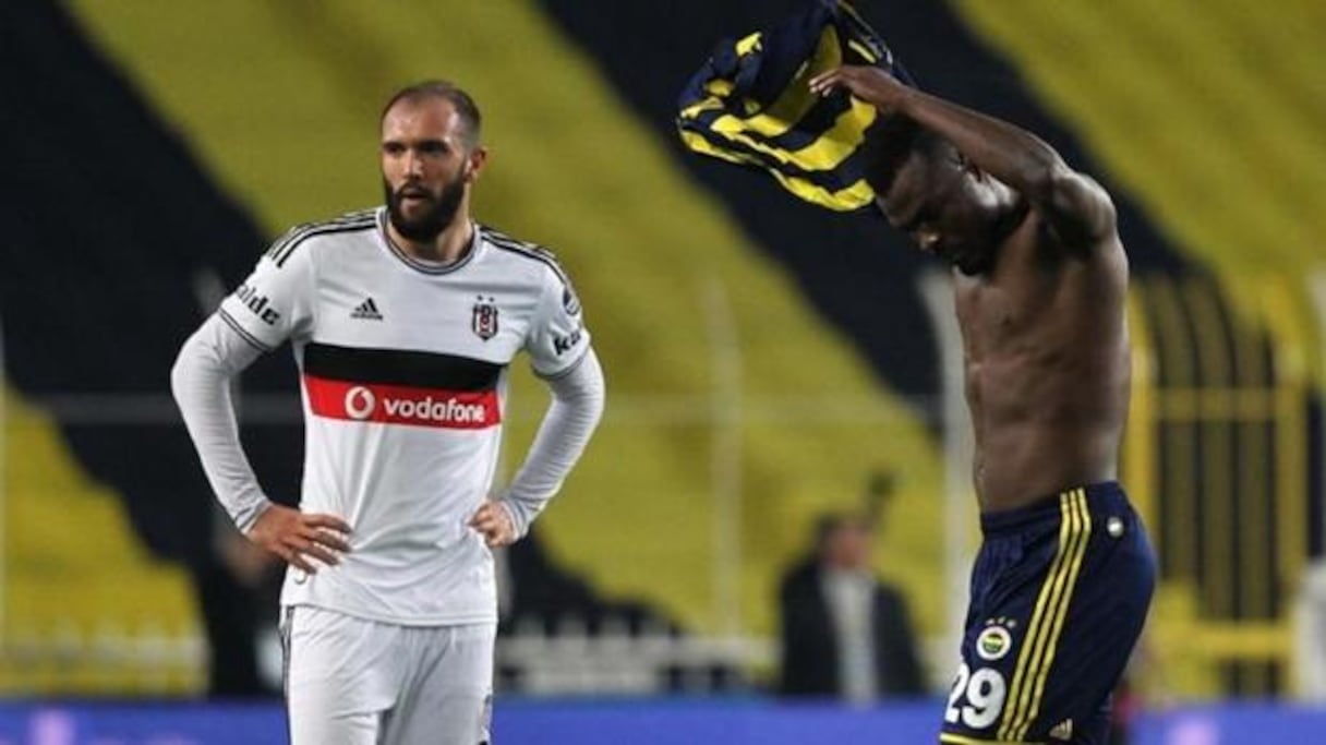 Victime de racisme, Emmanuel Emenike a éxigé de quitter le terrain ce dimanche lors du choc du championnat turc.
