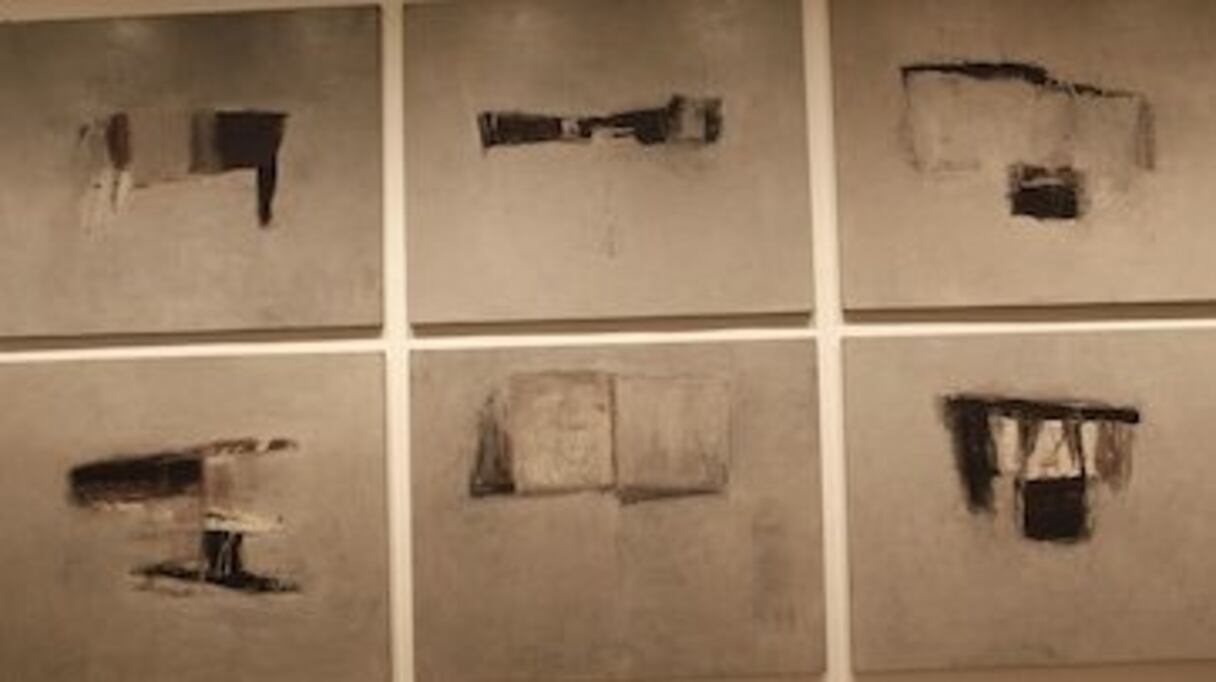 Ses magnifiques échiquiers, aussi, où les strates des temps semblent pris dans une interminable partie où se joue la mémoire. 
