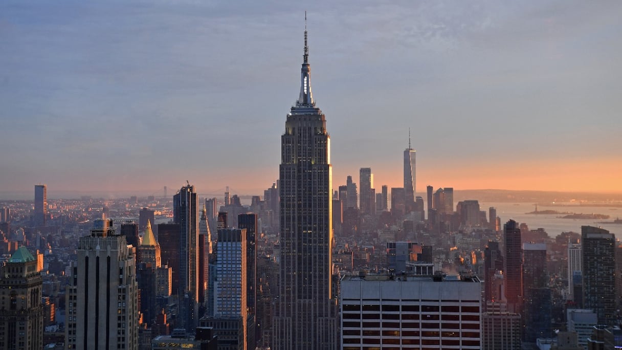 L'Empire State Building et la «Freedom Tower», au coucher du soleil depuis la Rainbow Room à New York, le 9 septembre 2021.
