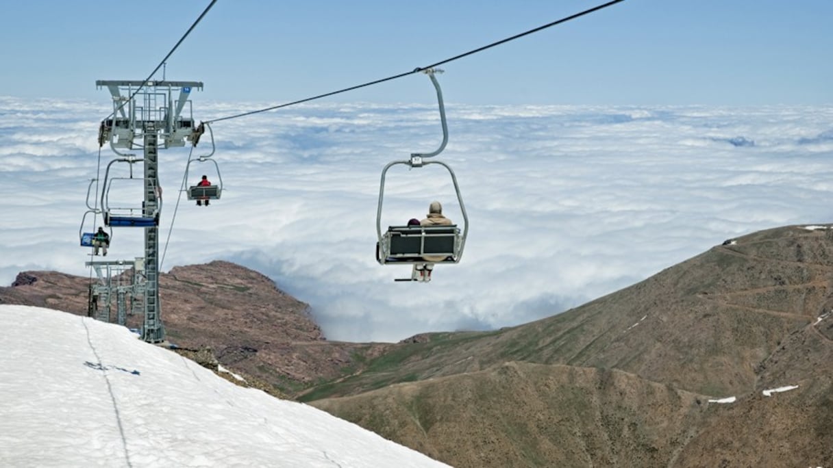 Remonte-pente de la station de ski de l'Oukaïmeden, dans le Haut Atlas. Composée d'une vingtaine de pistes de tous niveaux, à une altitude de 2.620 mètres, c'est la station de sports d'hiver la plus haute d'Afrique. 
