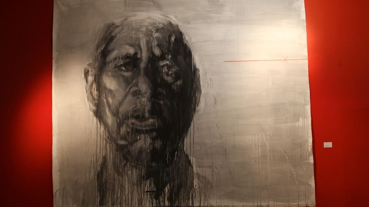 Les visages tourmentés de Amina Reki interpellent le monde. Ils sont d'un silence cinglant. Mais chacun de leurs traits, leur regard, les plissements et les éboulis de leur peau, leurs lèvres entrouvertes sur l'innommable, forment l'espace d'une narration d'une force prenante.
