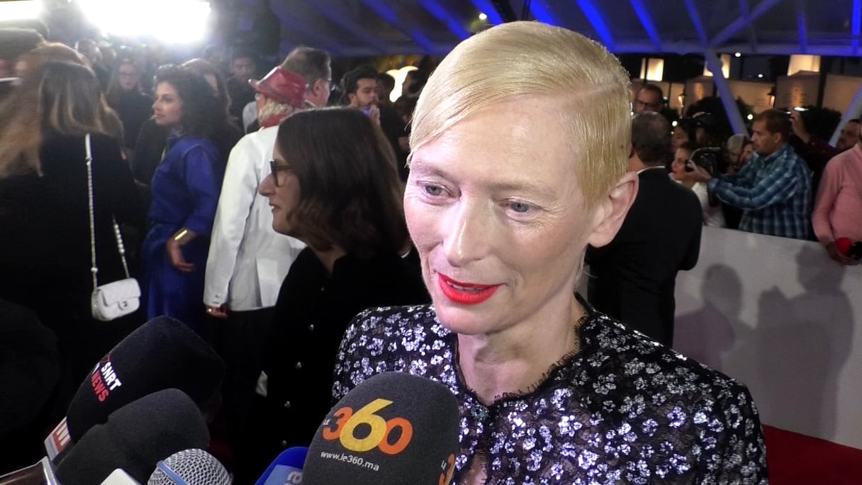 Tilda Swinton, à laquelle un vibrant hommage pour l'ensemble de sa carrière a été rendu au cours de la cérémonie de clôture du 19e FIFM, est interviewée par Le360 au Palais des Congrès, à Marrakech, le 19 novembre 2022. 
