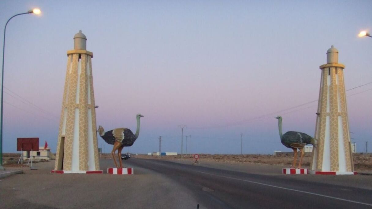 Entrée de Boujdour (Laâyoune-Sakia El Hamra). La ville est connue pour sa célèbre corniche et ses longues plages de plusieurs kilomètres. Le plan d’aménagement urbain de la ville de Boujdour a prévu une zone stratégique pour des investissements touristiques, sur 80 hectares.
