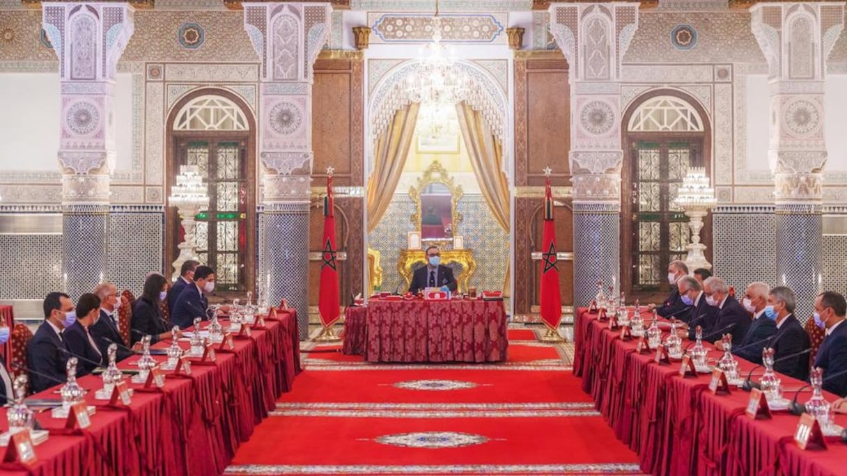 Le roi Mohammed VI préside un Conseil des ministres, le 17 octobre 2021 au Palais royal de Fès.
