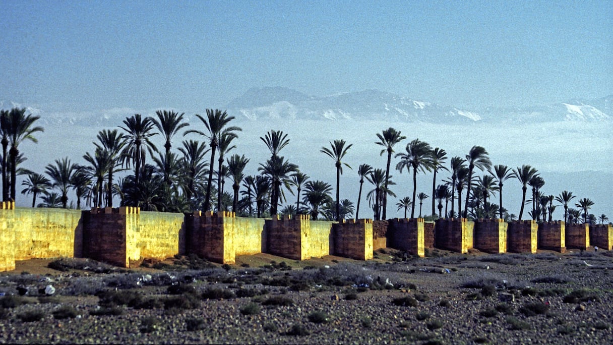 Muraille défensive de Marrakech. En 2020, la cité et son aire urbaine comptaient près d’un million d’habitants. Sa vaste médina, la plus peuplée d'Afrique du Nord, est classée au patrimoine mondial de l'humanité par l'Unesco. 
