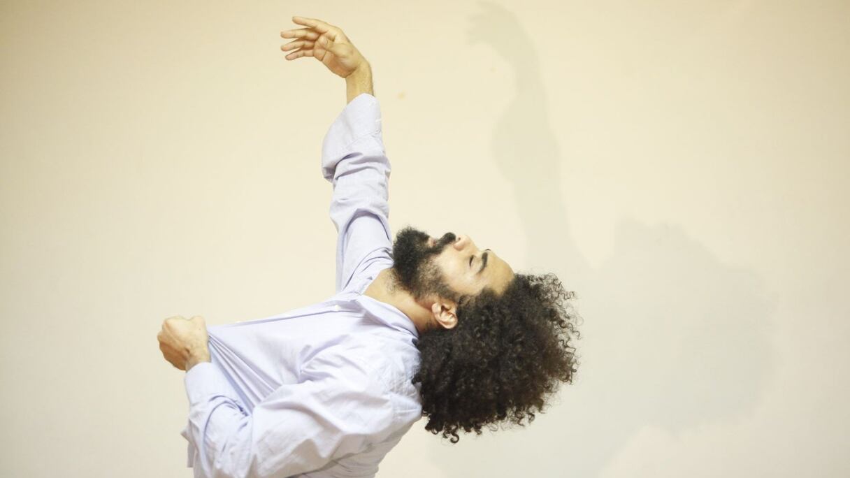 Fascinant, le danseur propose des chorégraphies saisissantes de beauté. Le corps, aérien, semble vouloir se défaire de sa matérialité pour s'élever et s'envoler, libre, mêlés aux éléments.  
