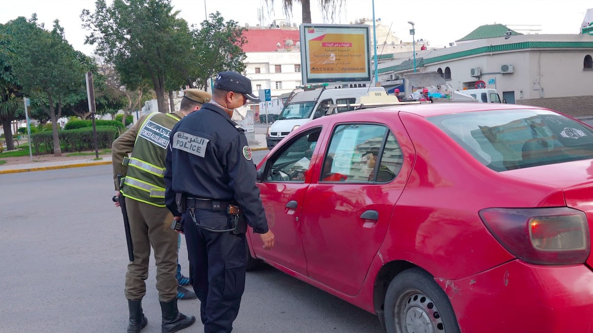 Des éléments des forces de l’ordre à Casablanca s’assurant du respect de l’état d’urgence sanitaire.
