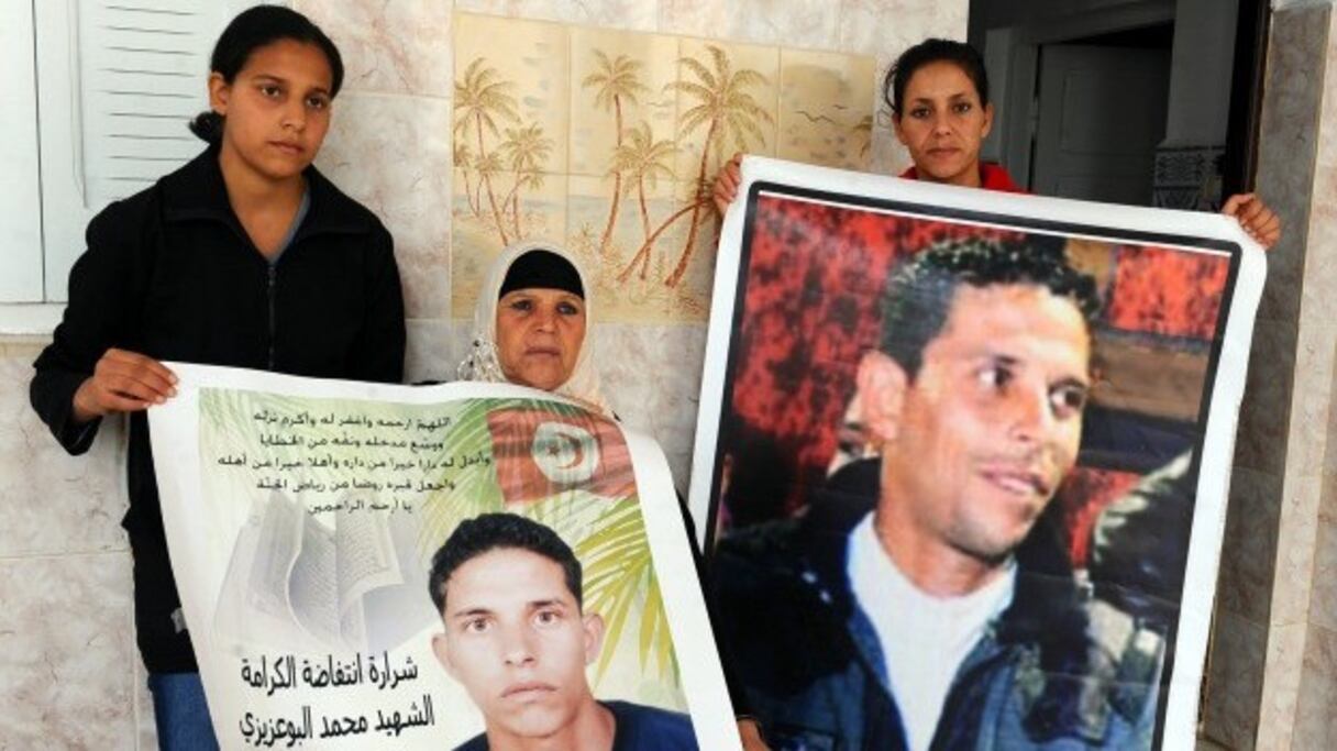 Affiches en hommage à Mohamed Bouazizi, marchand ambulant qui s'était immolé par le feu le 17 décembre 2020 à Sidi Bouzid, en Tunisie, déclenchant la Révolution du Jasmin et le dit "printemps arabe". 
