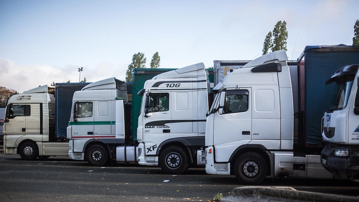 Des camions de transport routier.
