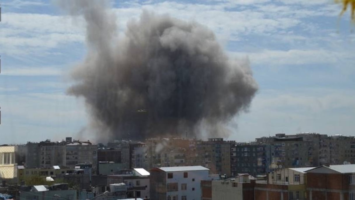 La déflagration, dont les causes n'étaient pas connues dans l'immédiat, a été entendue dans toute la ville.
