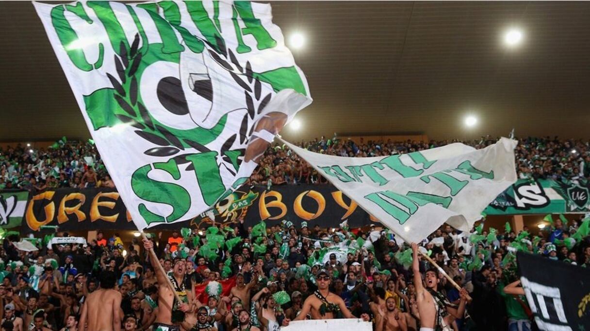 Dans les gradins, le public rajaoui est en effervescence et hurle de toutes ses voix des slogans à l'honneur du club vert et blanc.

