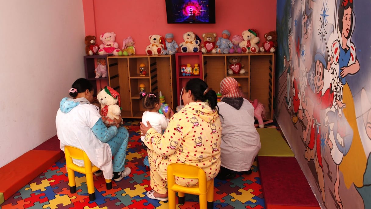 Divers espaces ont été aménagés pour les mamans et leurs enfants, dont une jolie petite crèche colorée. 
