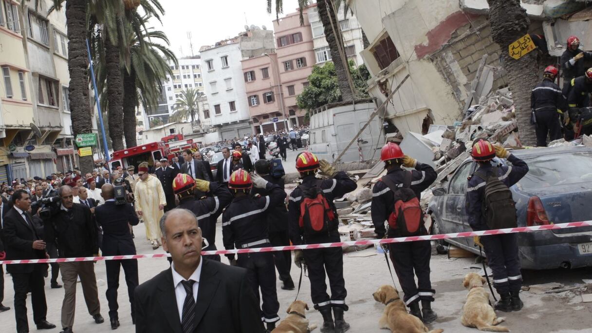 Le roi Mohammed VI s'est rendu, vendredi, sur les lieux de l'effrondement de trois immeubles à Bourgogne, qui ont fait trois morts et 55 blessés.