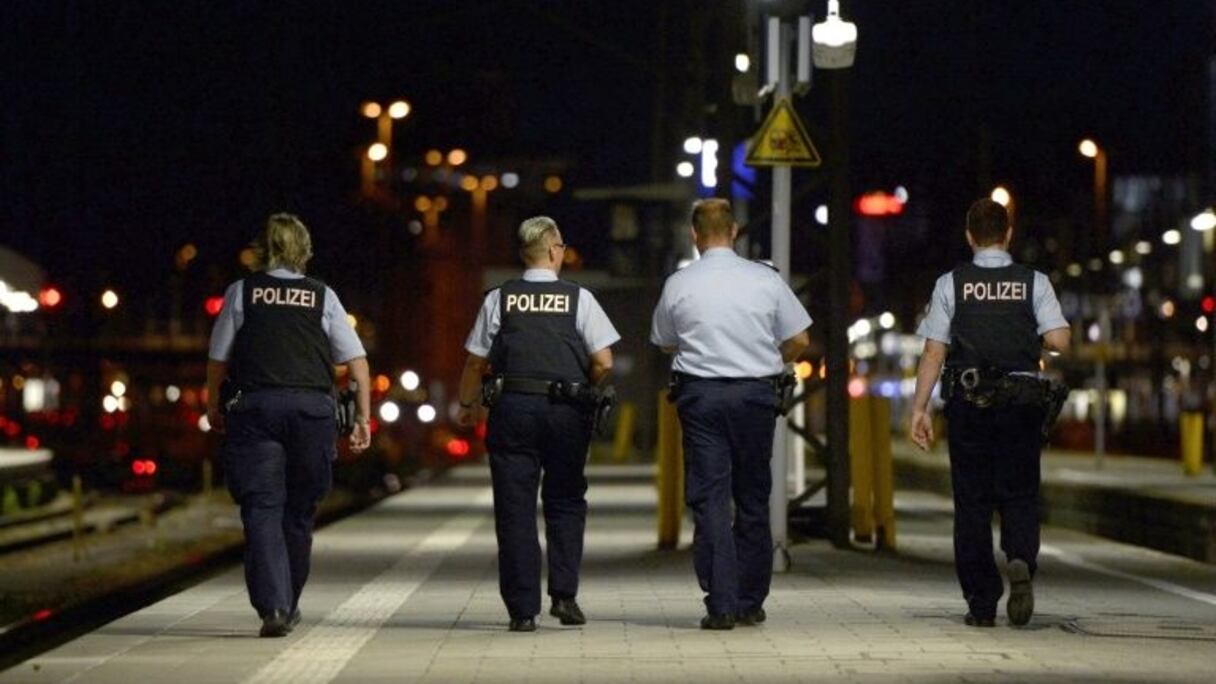 Des policiers sur les quais de la gare de Munich, le 31 août 2015. 
