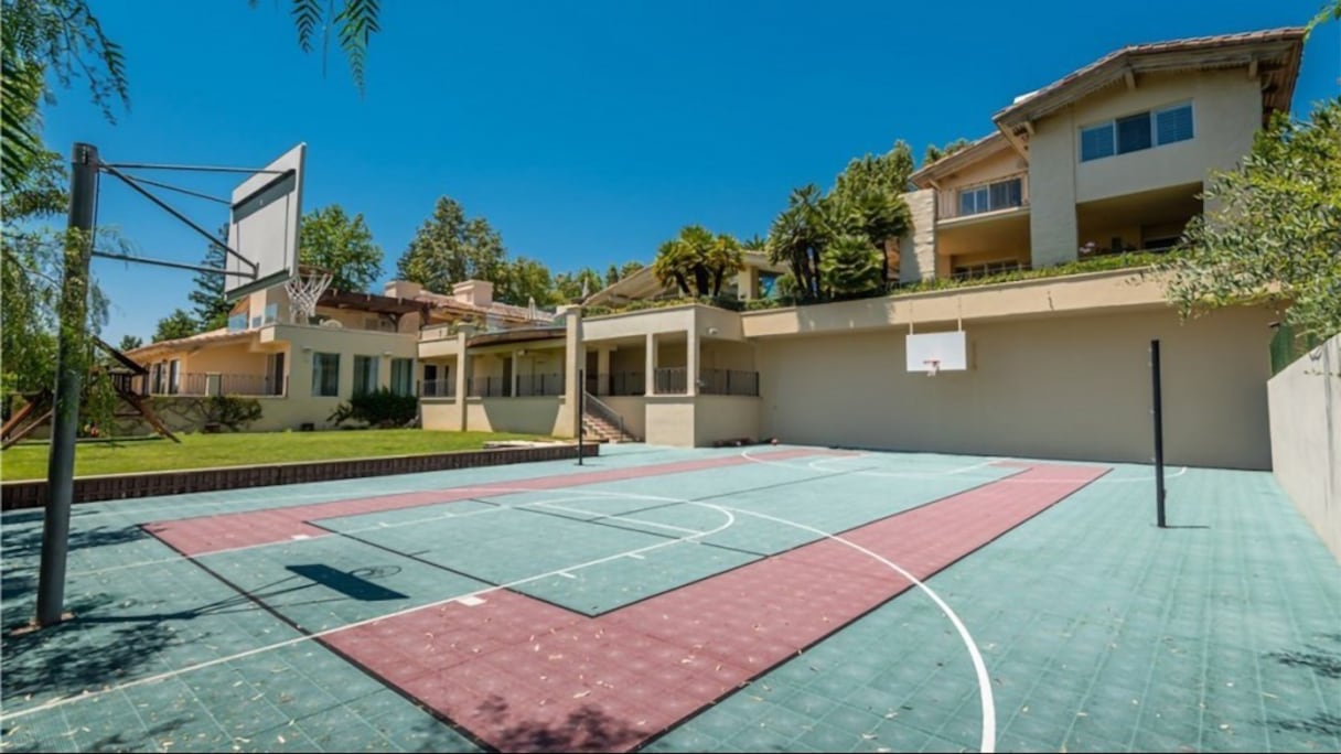 Le terrain de basket.
