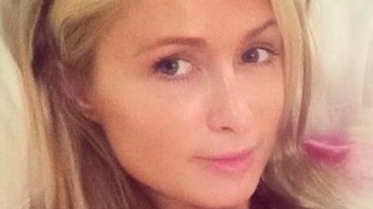 Paris Hilton à peine sortie du lit... toute maquillée!
