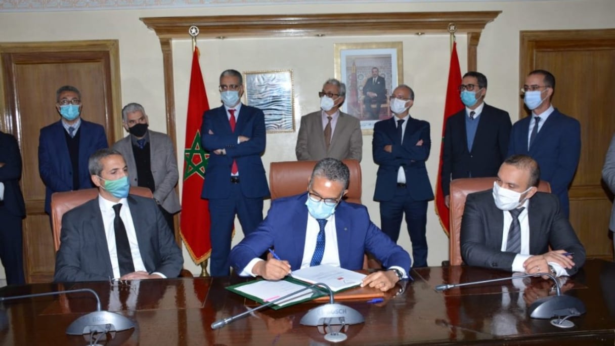 Signature des contrats du projet du parc éolien Jbel Lahdid.
