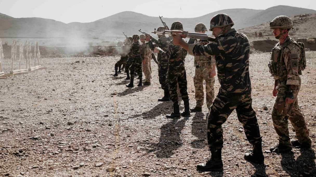 Lors de l'exercise Jebel Sahara unissant troupes marocaines et britanniques.
