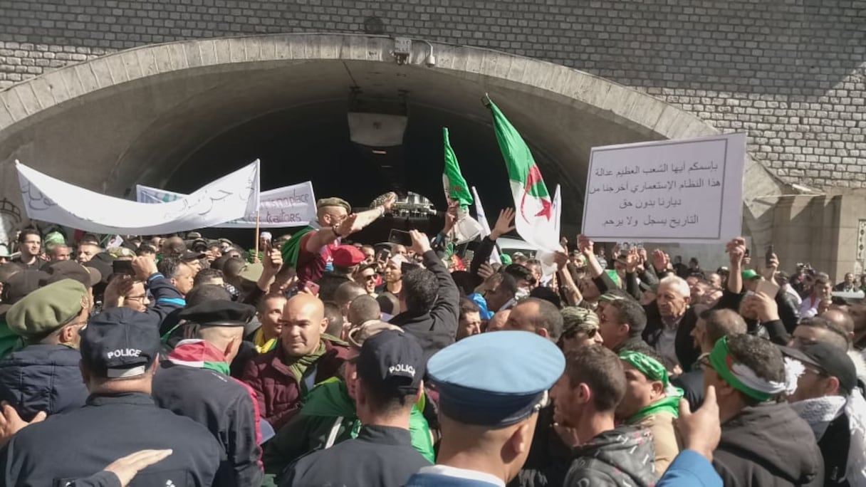 Des Algériens manifestent contre le général Gaïd Salah, le 29 mars à Alger.
