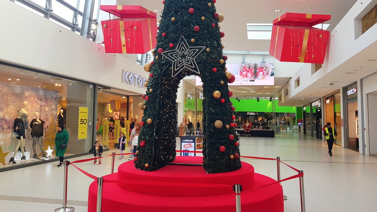 Dans les grands centres commerciaux, merveilleusement décorés aussi bien à l’extérieur qu’à l’intérieur, l’effervescence de la fête du Nouvel An est portée au plus haut degré.
