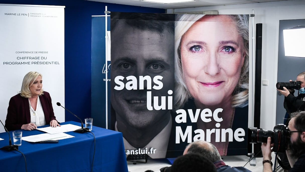 Marine Le Pen, candidate d'extrême-droite aux présidentielles en France au nom du Rassemblement national (RN), au cours d'une conférence de presse de présentation du chiffrage de son programme, à Paris, le 23 mars 2022.
