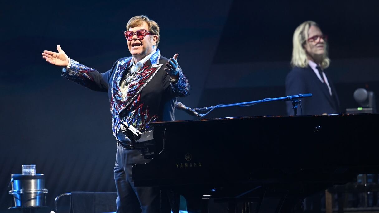 L'auteur-compositeur-interprète, pianiste et producteur de disques anglais Elton John se produit lors de sa dernière tournée «Farewell Yellow Brick Road», à l'Accor Arena de Paris, le 11 juin 2022.