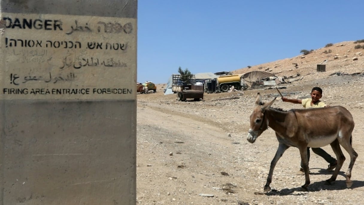 Dans la région de Toubas (Vallée du Jourdain), une pancarte indique une zone de tirs, le 19 juillet 2016.
