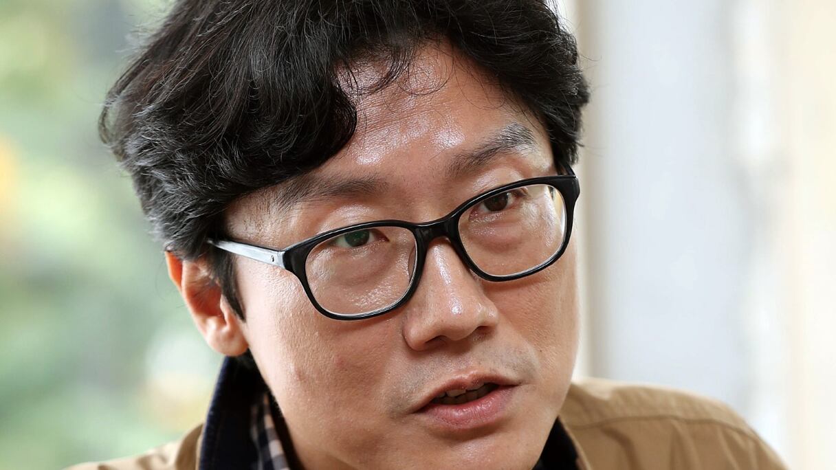 Le réalisateur sud-coréen Hwang Dong-hyuk de la série "Squid game", diffusée sur Netflix, ici au cours d'une interview à Séoul (photo non datée, fournie par le journal sud-coréen Dong-A Ilbo le 26 octobre 2021).
