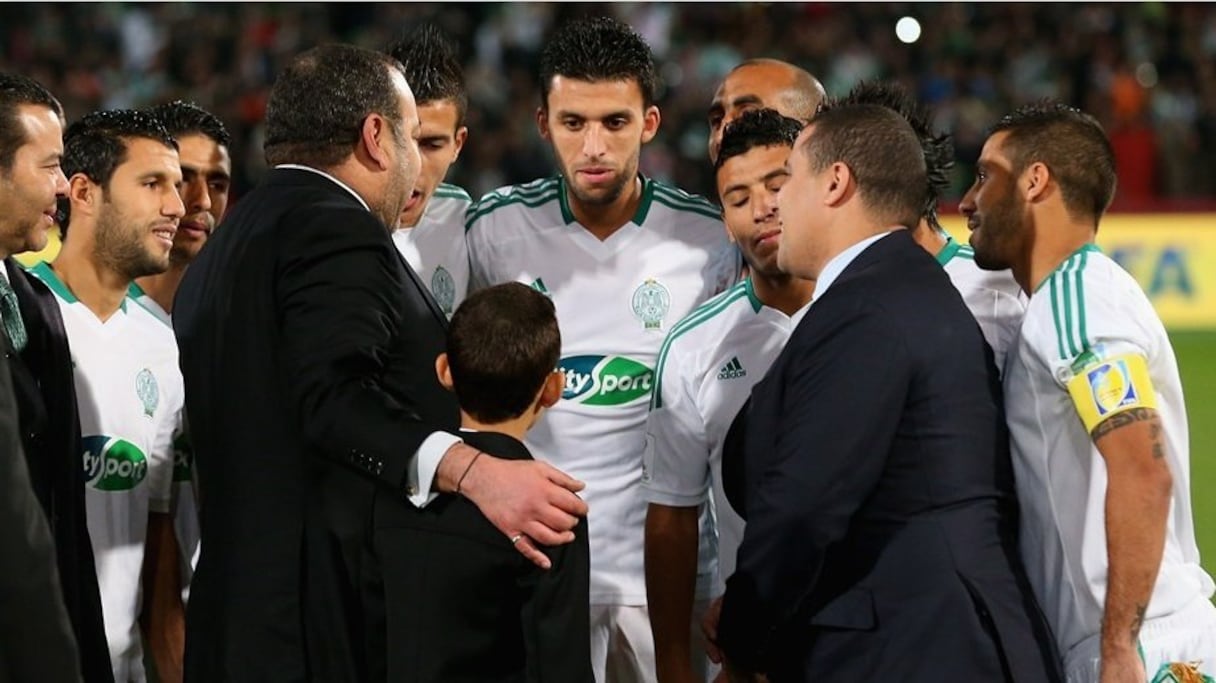 Après les avoir salués et félicités, le souverain a échangé quelques mots avec les joueurs du Raja leur souhaitant bonne chance avant le début de la rencontre.
