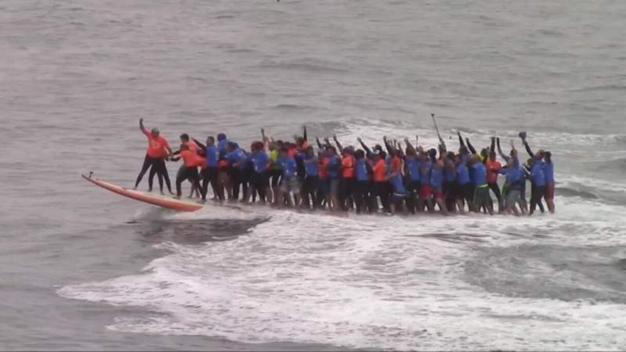 Tenir à 66 pendant 10 secondes sur une plache de 12 mètres! Voici l'exploit de ces surfeurs californiens.