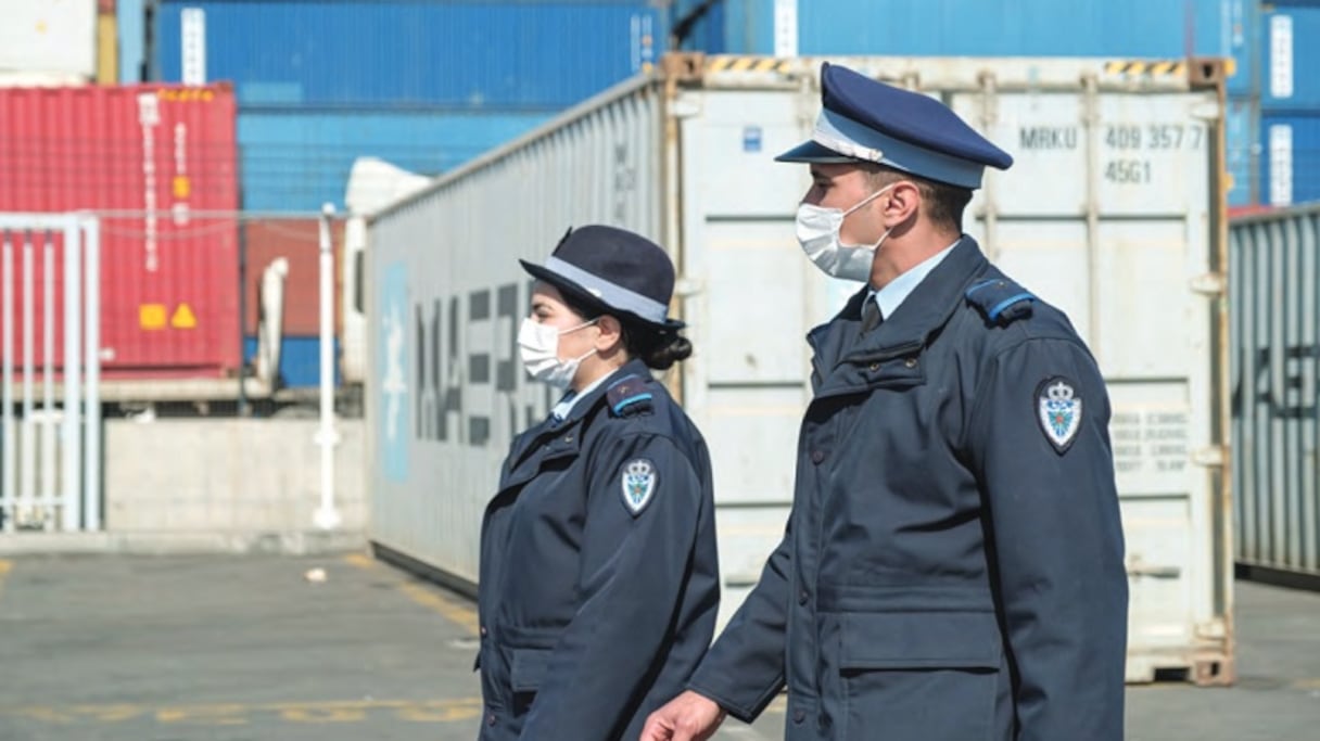 Les services des Douanes dans un port au Maroc.
