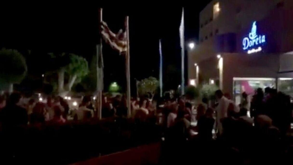 Des touristes attendent après un tremblement de terre devant l'hôtel Marmara de Theologos, à 30 km de Rhodes le 20 juillet 2017.
