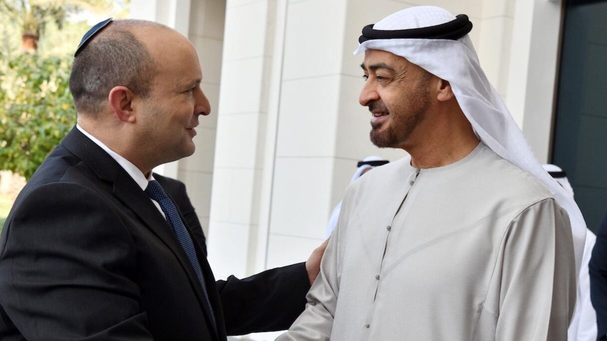 Le prince héritier d'Abou Dhabi, cheikh Mohammed bin Zayed Al-Nahyan (à droite) reçoit le Premier ministre israélien Naftali Bennett, à Abu Dhabi, le 12 décembre 2021.
